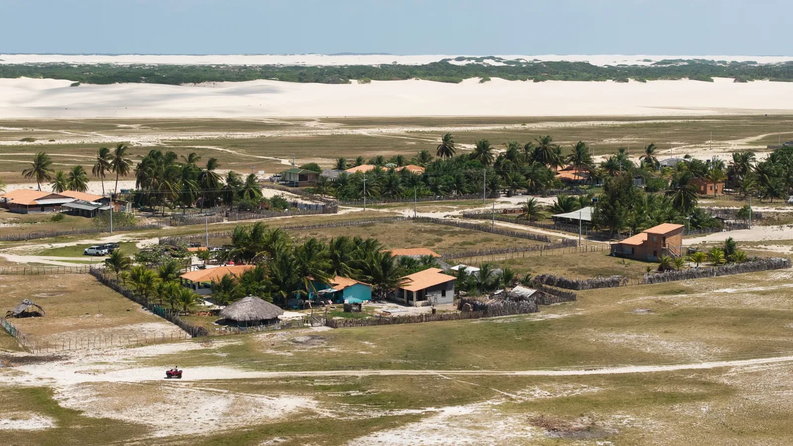 Rancho e Restaurante Canto de Atins visto do alto, entre a praia e as dunas